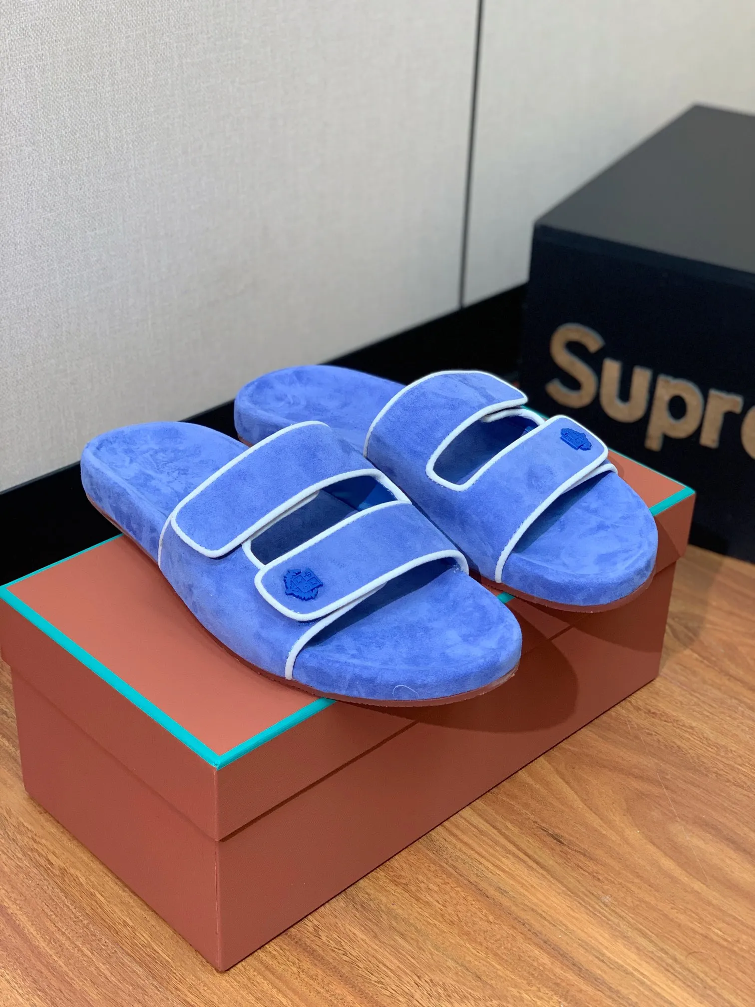 【LP】P:600💰 Size: 39-46 (45.46 can be customized) 【Loro Piana】LP men's slippers. Italian top cashmere is retro, elegant, low-key and luxurious. Both fashionable and practical, the leather is still of the highest quality in the entire network. The upper is silky and smooth. Wear-resistant and highly elastic beef tendon bottom.